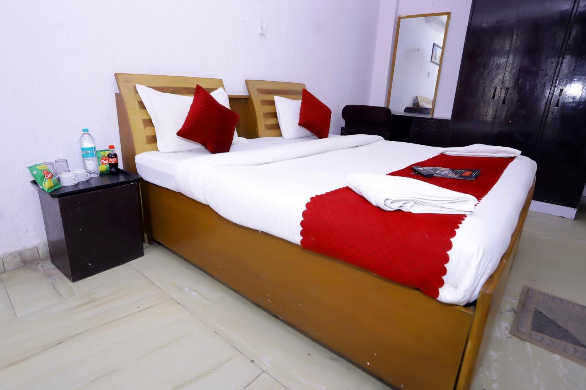 Hotel Warm Welcome - Noida Sector 51 ภายนอก รูปภาพ